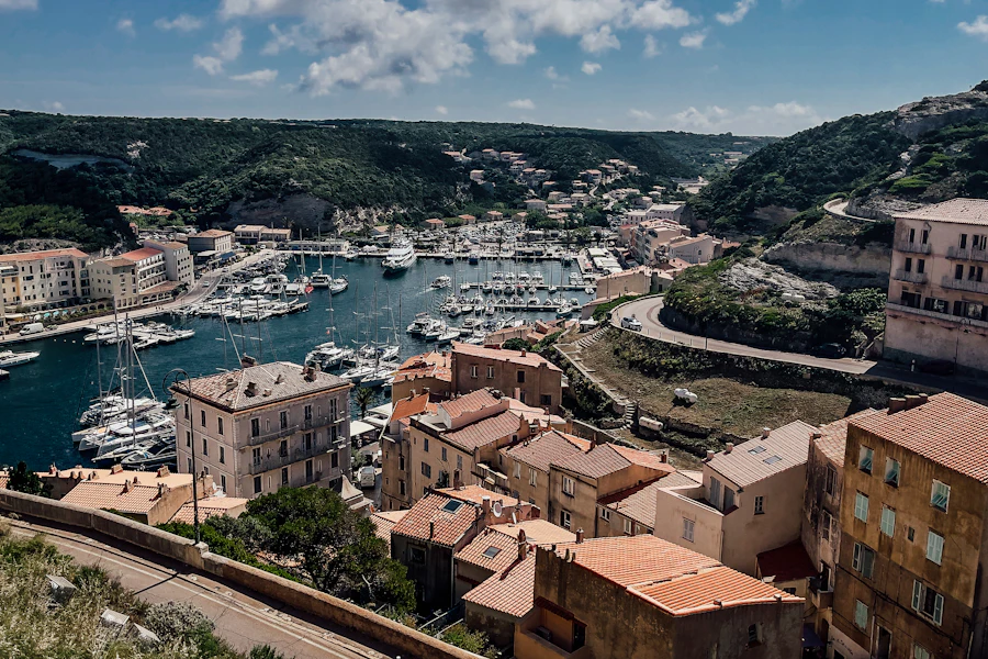 Le port de Bonifacio et ses bateaux, au fond du goulet