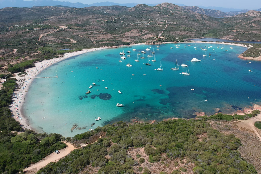 La baie arrondie de Rondinara vue du ciel