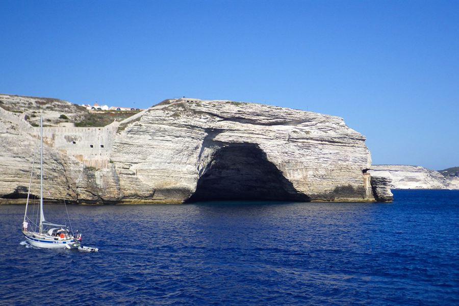 Un bateau au pied des falaises de Bonifacio