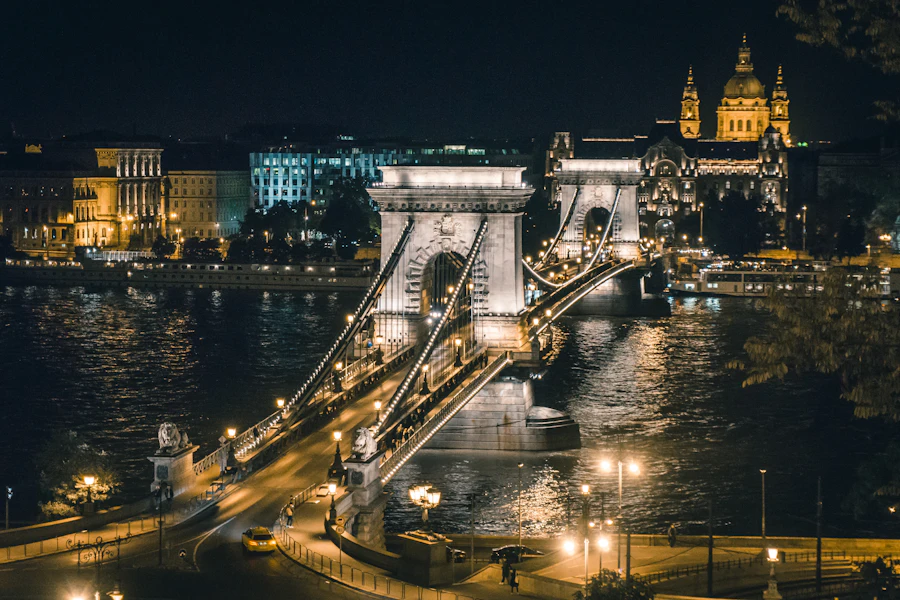 Le pont des Chaînes illuminé la nuit