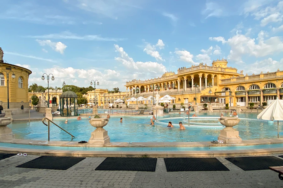 Les bassins en plein air des bains Széchenyi
