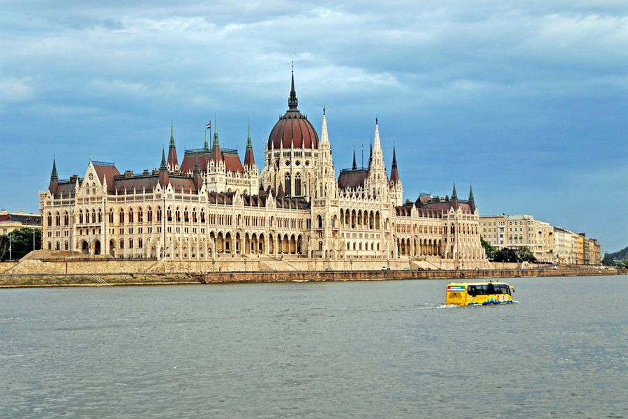 Le Parlement vu d'un bateau sur le Danube