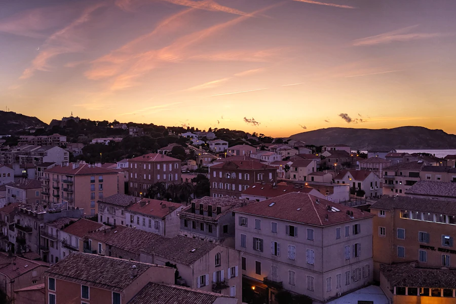 Les toits de la citadelle de Calvi au coucher du soleil