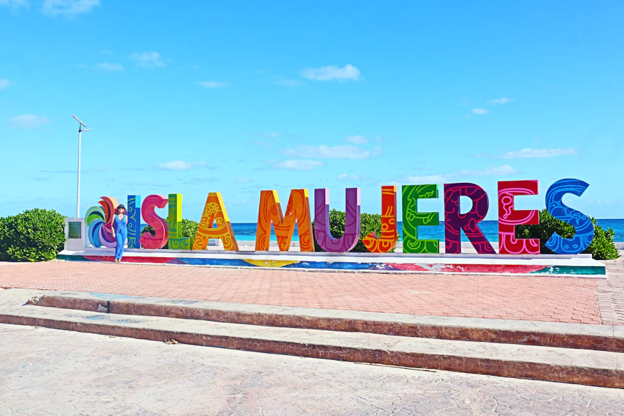 Les grandes lettres colorées « Isla Mujeres » au bord de la mer
