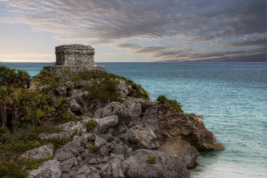 Les ruines mayas de Tulum sur la falaise au-dessus de la mer