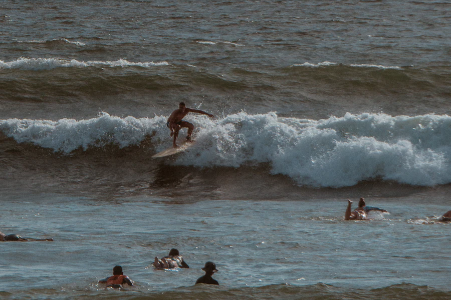 Des surfeurs dans les vagues de Batu Bolong