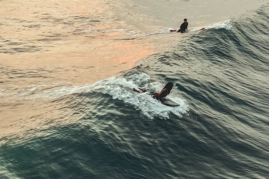 Un surfeur sur une vague de Canggu