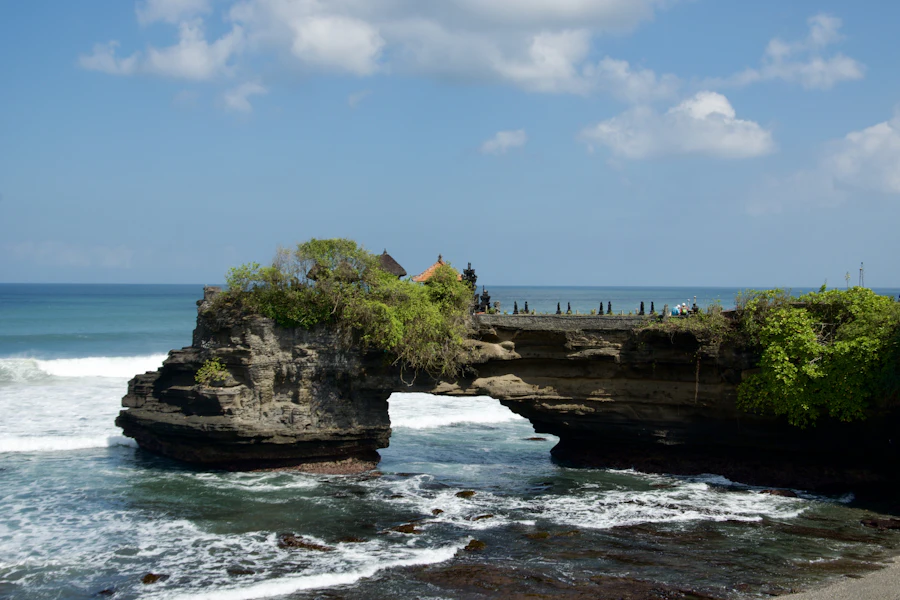 Le rocher du temple de Tanah Lot au bord des vagues