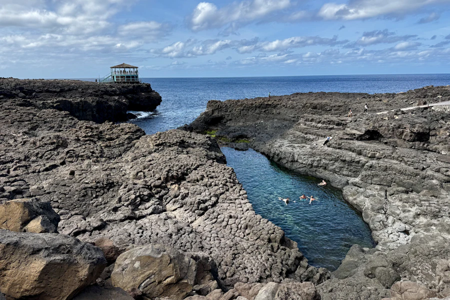 Une piscine naturelle dans la lave, sur la côte de Sal