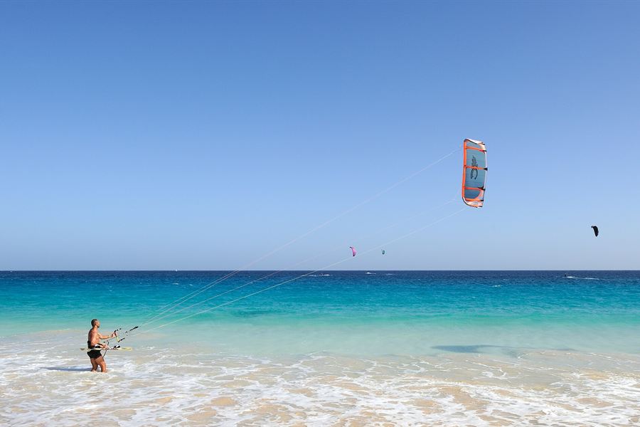 Un kitesurfeur au large de Sal