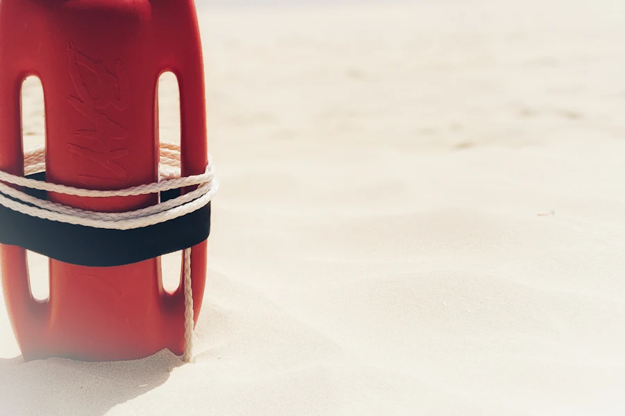 Une bouée de sauvetage sur la plage de sable blanc de Santa Maria