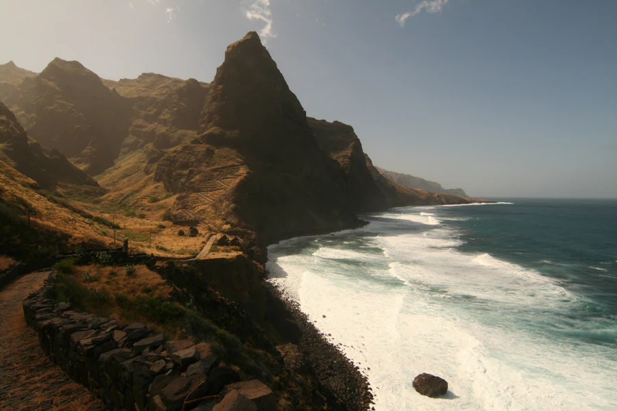 Les montagnes plongeant dans l'océan à Ponta do Sol, sur Santo Antão