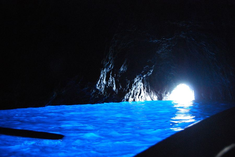 La lumière bleue de la grotte Bleue