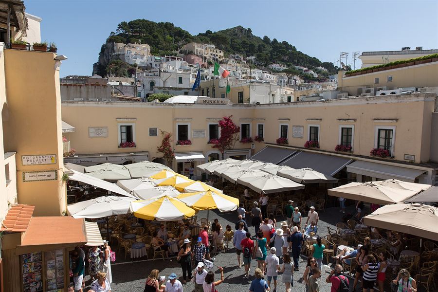 La Piazzetta et ses terrasses au cœur du bourg de Capri