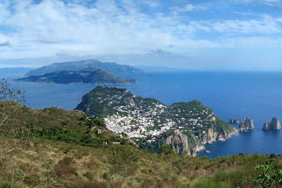 Capri et les Faraglioni vus du mont Solaro