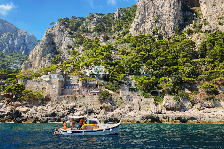 Un bateau au pied des falaises de Capri