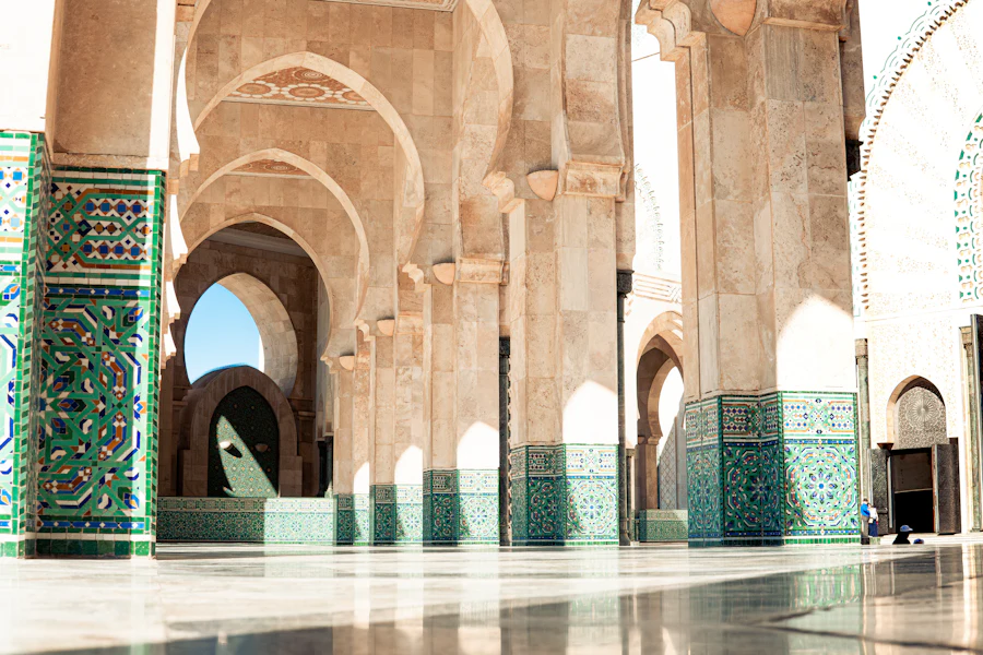 Les arcades et les colonnes de la mosquée Hassan II