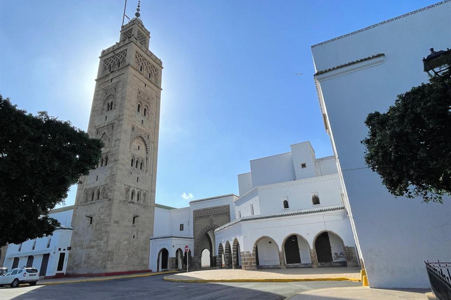 La mosquée et les arcades blanches du quartier des Habous