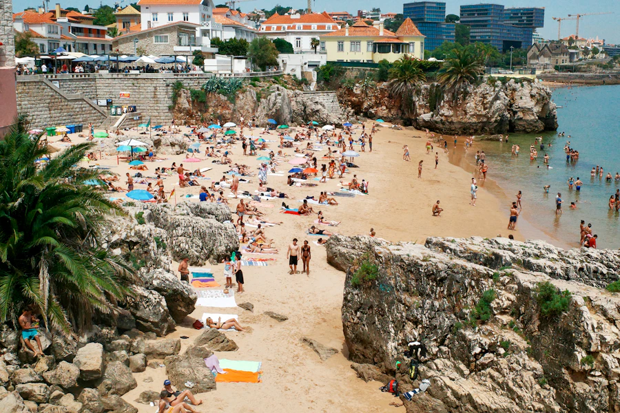 Une plage de la baie de Cascais un jour d'été