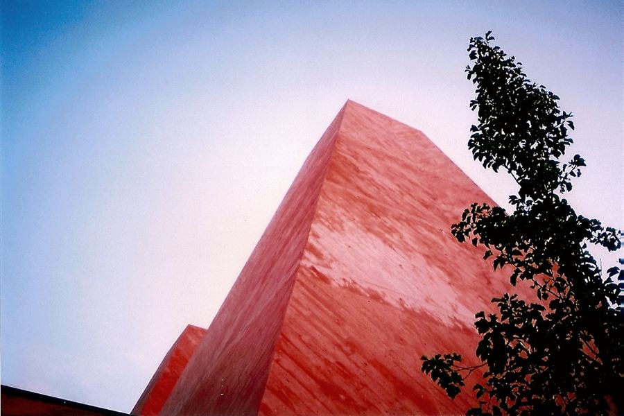 Les pyramides rouges de la maison des Histoires Paula Rego