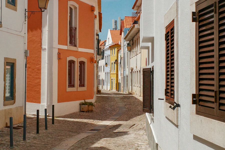 Une rue pavée et ses maisons colorées dans la vieille ville de Cascais
