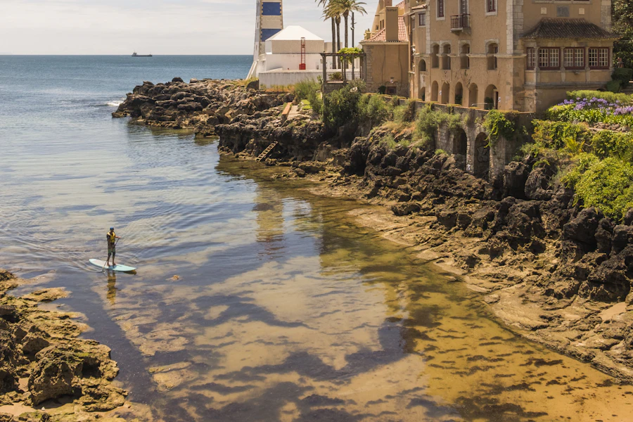 Le phare de Santa Marta au bord des rochers, à Cascais