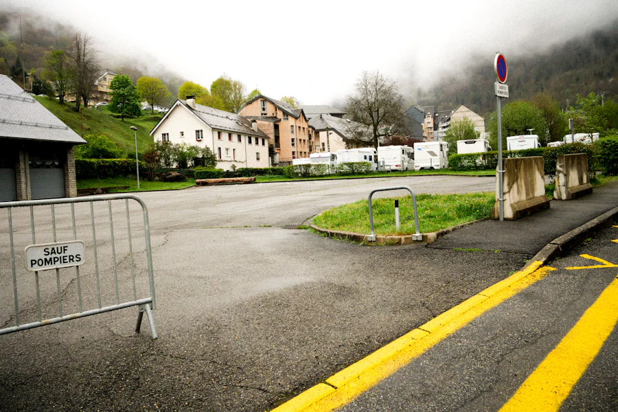 Une place de Cauterets et ses façades anciennes