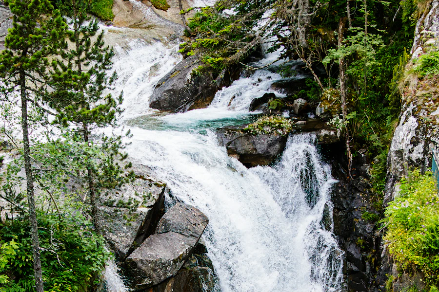 Une cascade dans la forêt, sur le chemin des cascades