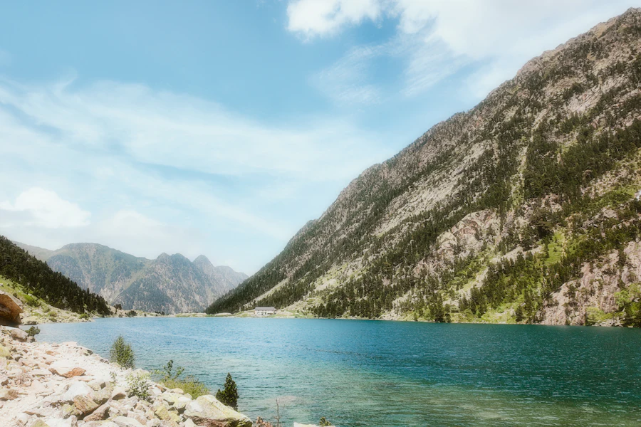 Le lac de Gaube entouré de montagnes