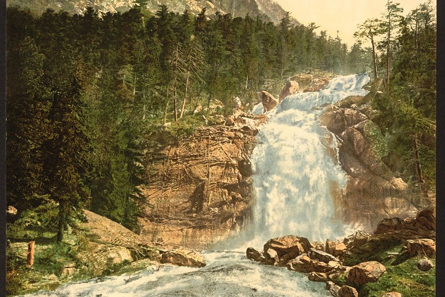 Une cascade au Pont d'Espagne