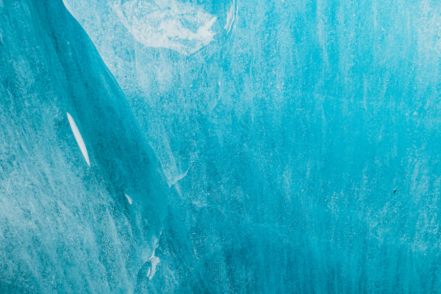Les parois bleues de la grotte creusée dans la Mer de Glace