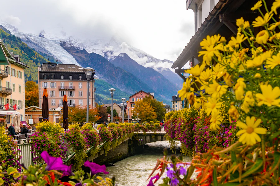 Le centre de Chamonix fleuri au bord de l'Arve, au pied des glaciers
