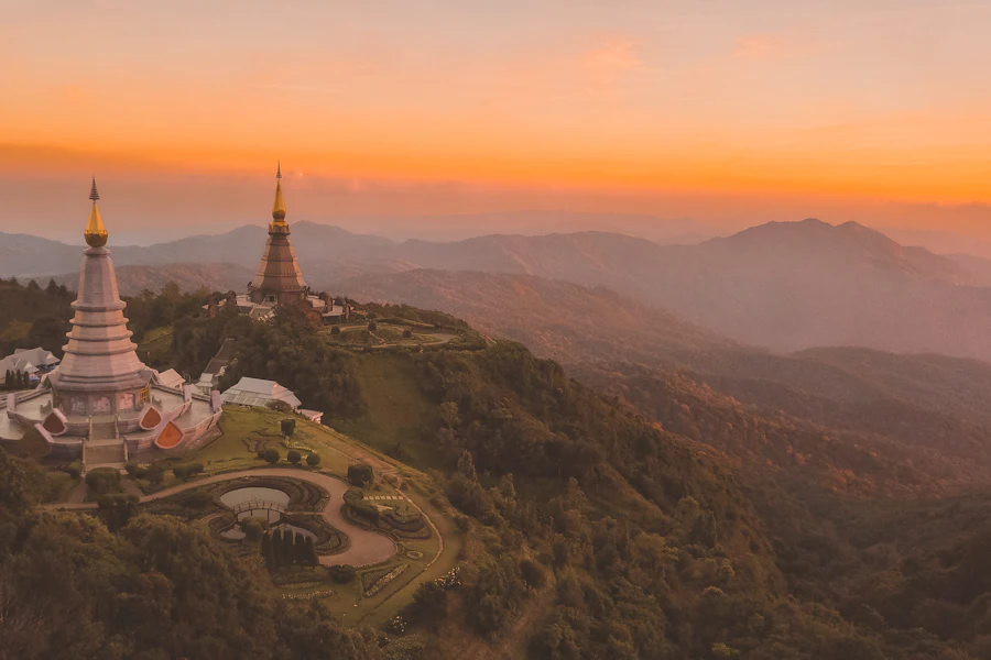 Les deux pagodes royales du Doi Inthanon au coucher du soleil