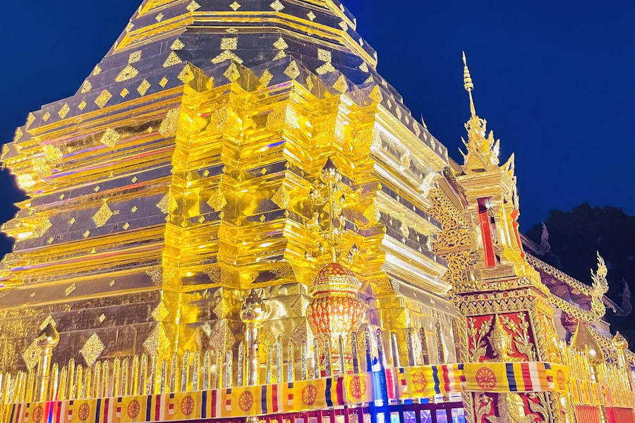 Le stupa doré et les parasols du temple du Doi Suthep