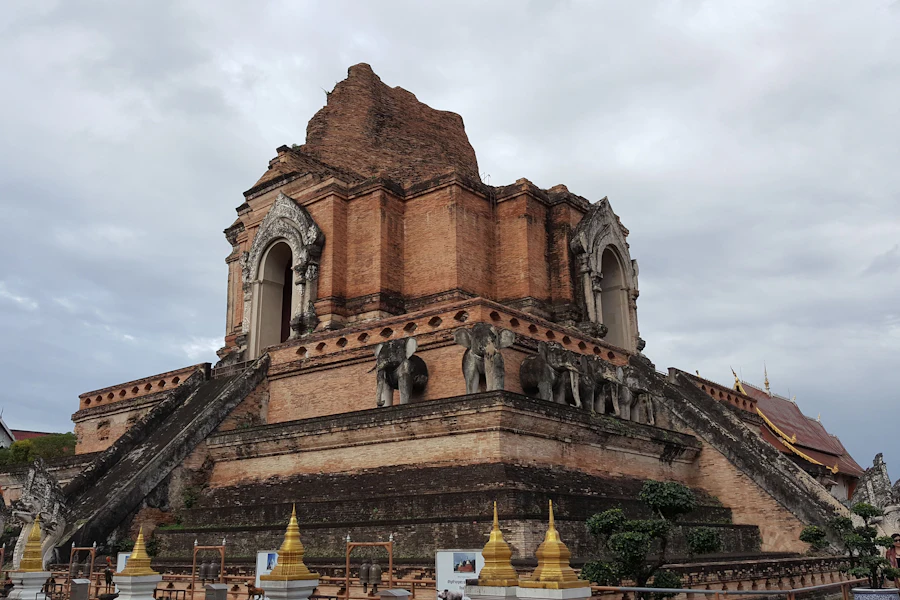 Le grand stupa de brique en partie effondré du Wat Chedi Luang