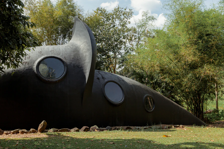 Une maison sombre aux fenêtres rondes, à la Maison noire