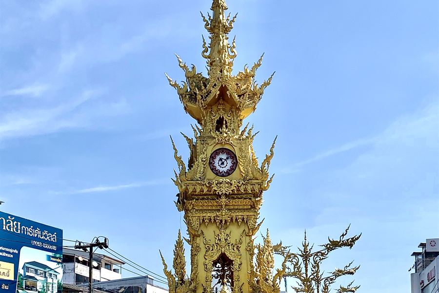 La tour de l'horloge dorée de Chiang Rai