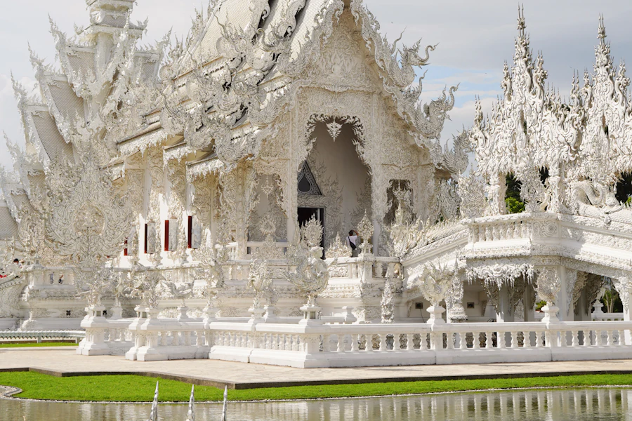 Les flèches blanches du Wat Rong Khun