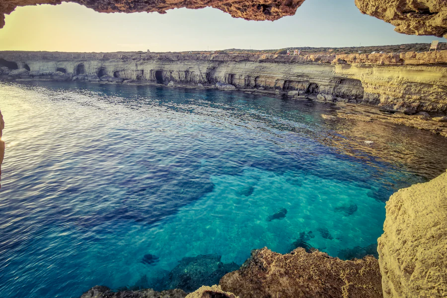 Eau limpide et rochers sculptés sur la côte d'Ayia Napa