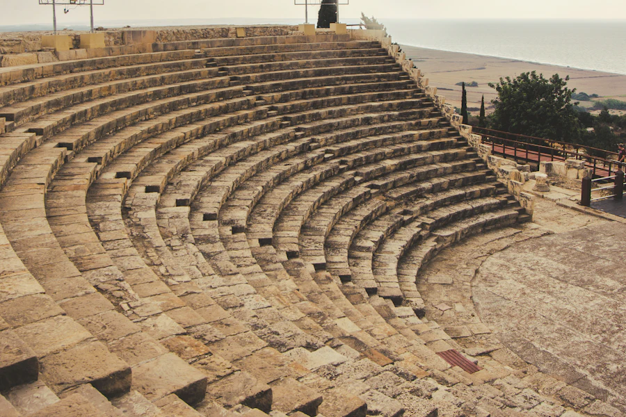 Les gradins du théâtre antique de Kourion face à la mer