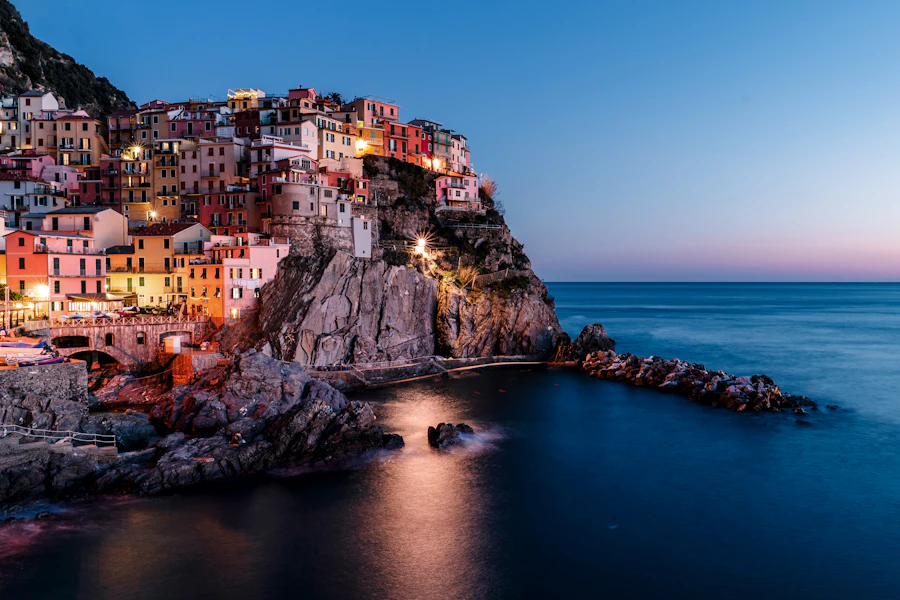 Manarola illuminé à la tombée de la nuit