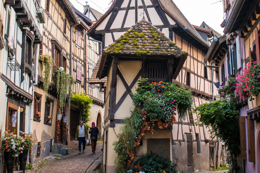 Une ruelle pavée bordée de maisons à colombages à Eguisheim