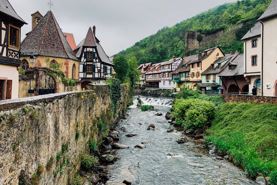 Maisons anciennes au bord de la rivière à Kaysersberg