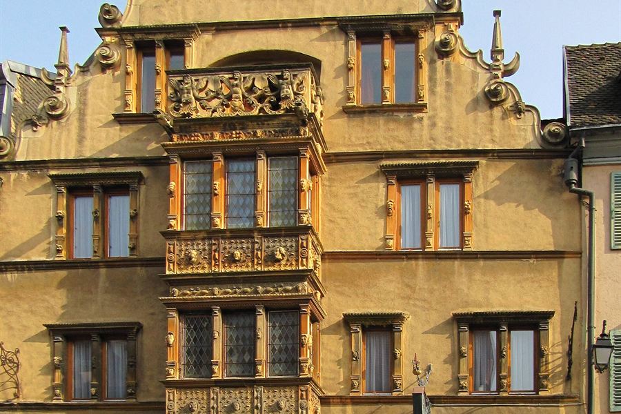 La façade sculptée de la Maison des Têtes