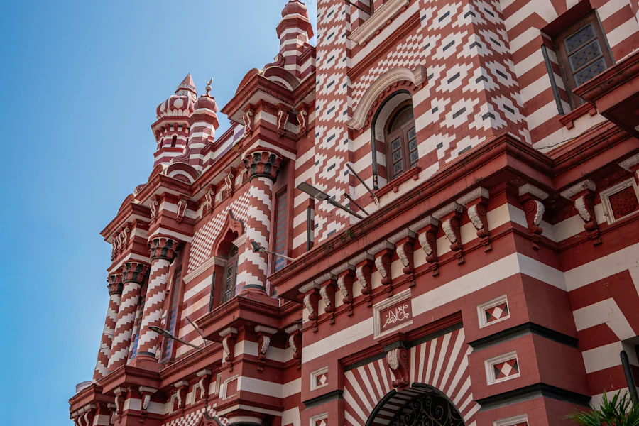 La mosquée rouge Jami-Ul-Alfar et ses briques rayées, à Pettah