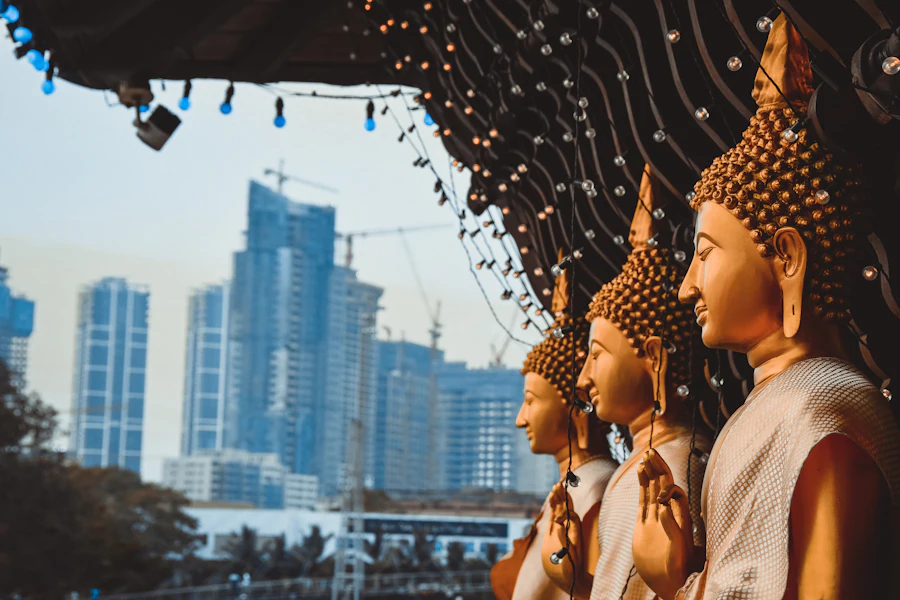 Une rangée de bouddhas assis au temple de Gangaramaya