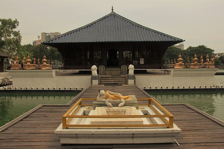 Le temple de Seema Malaka sur le lac Beira