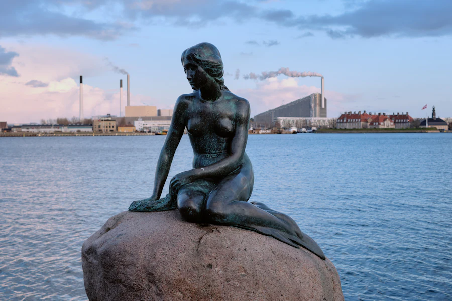 La statue de la Petite Sirène sur son rocher