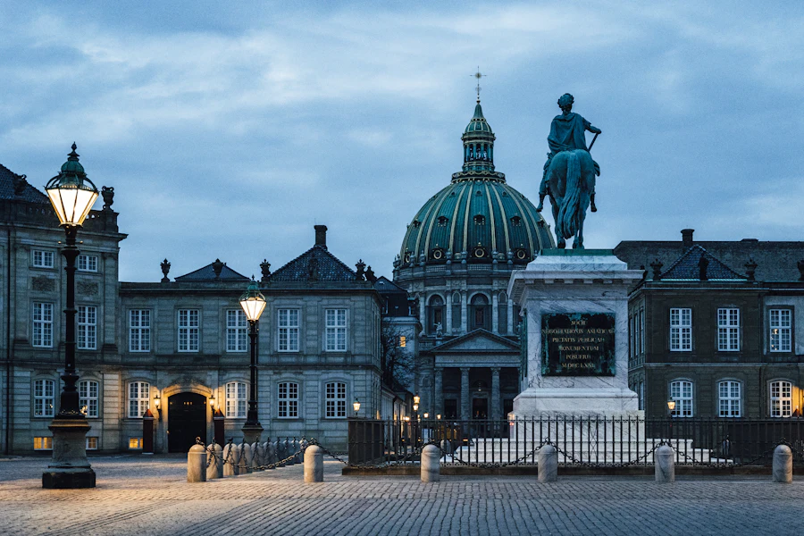 La place du palais d'Amalienborg et sa statue équestre