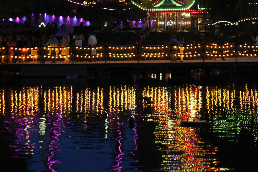 La pagode et les manèges illuminés des jardins de Tivoli